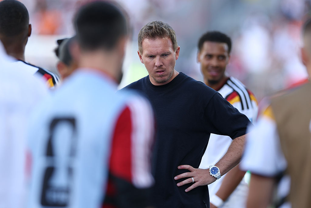 Julian Nagelsmann conducts a team talk