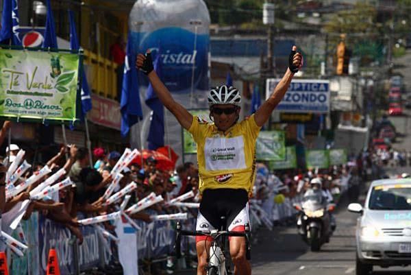 Janier Acevedo (Greatwall-Indeportes Antioquia) raises his arms in celebration.