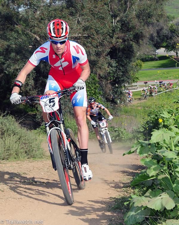 Max Plaxton (Specialized) being chased down by Wicks.