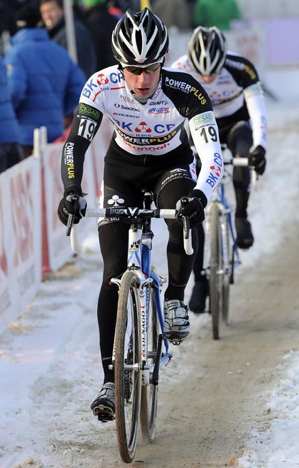 Dieter Vanthourenhout chasing along with a teammate in Lille