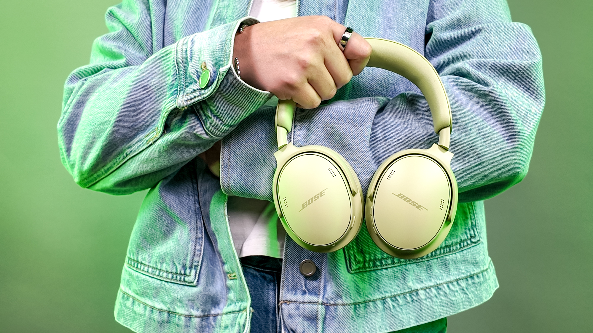 Kate Kozuch holding the Bose QuietComfort Headphones (2nd Gen)