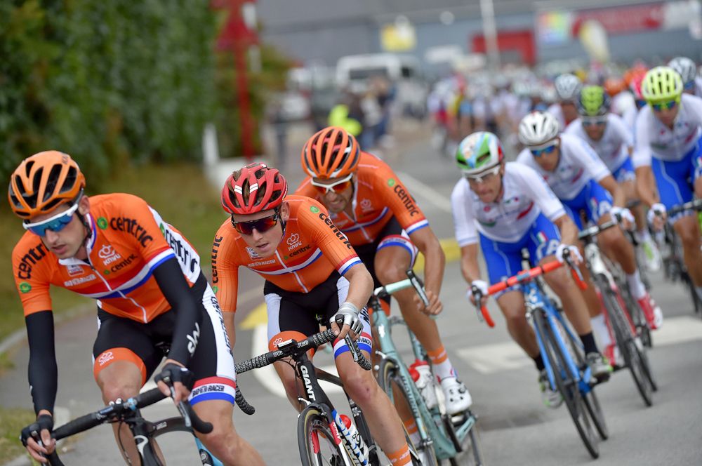 Ducth riders mass at the front