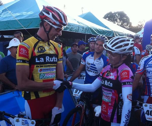 Men's leader Todd Wells and women's leader Adriana Rojas before the start