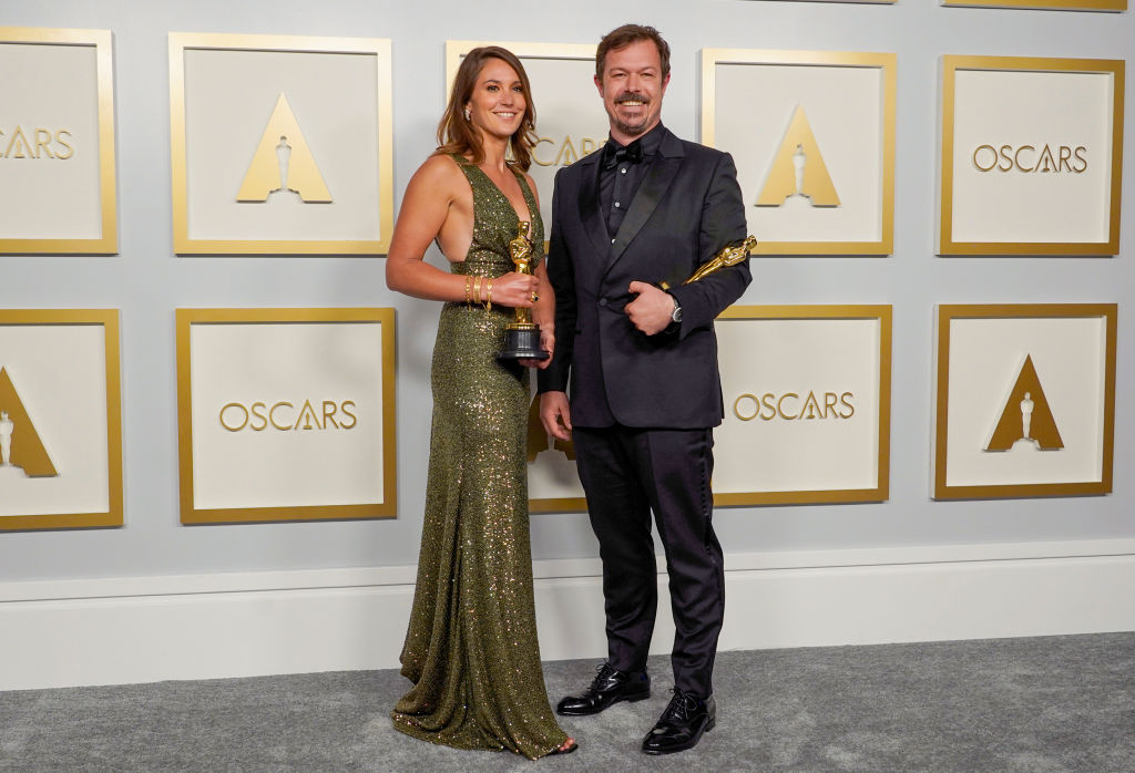James Reed and Pippa Ehrlich with their Oscar for My Octopus Teacher.