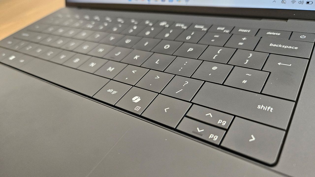 The XPS 14 (2026) on a desk