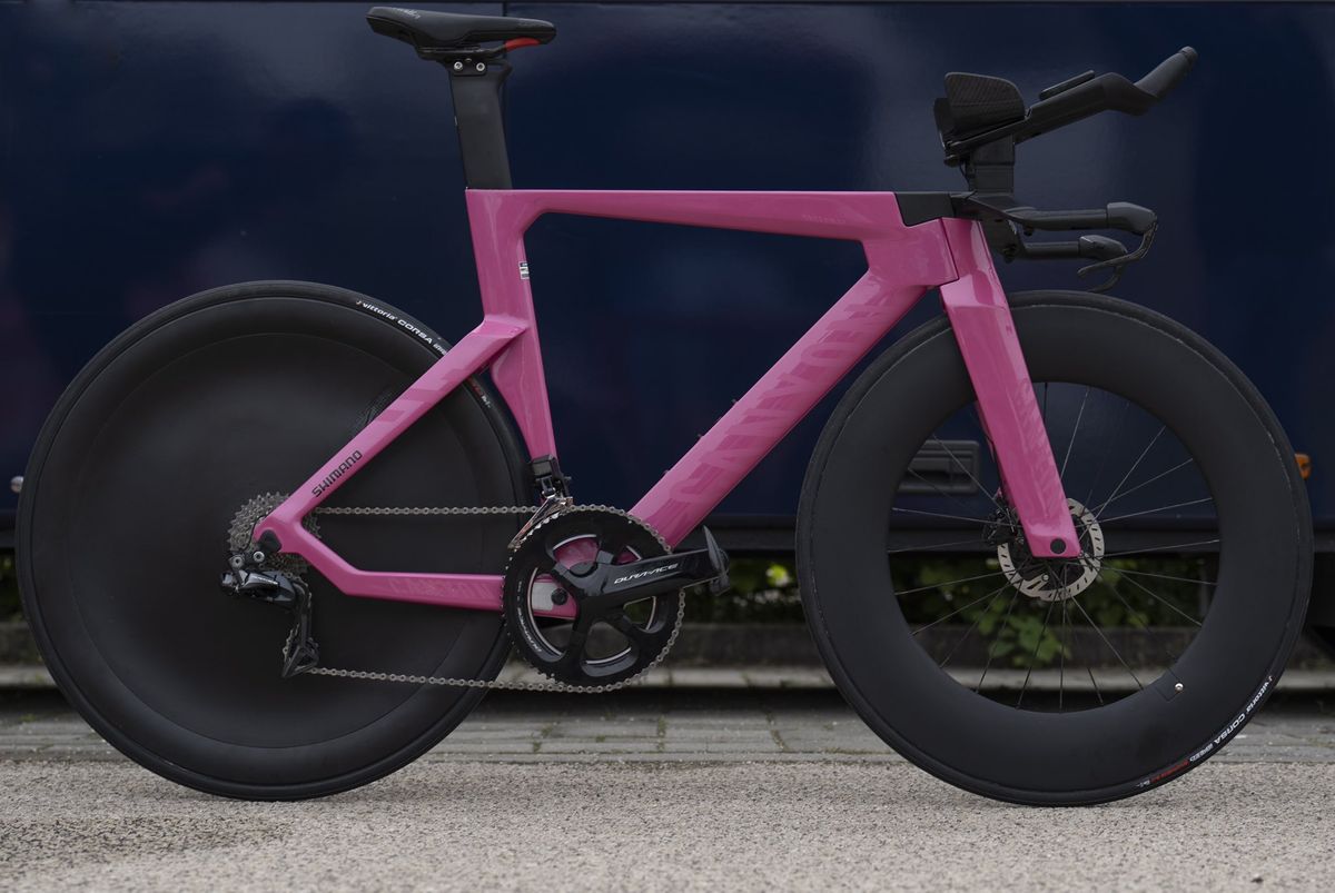 Pink Speedmax Canyon didedikasikan untuk Matthew van der Poel untuk uji waktu Giro d’Italia