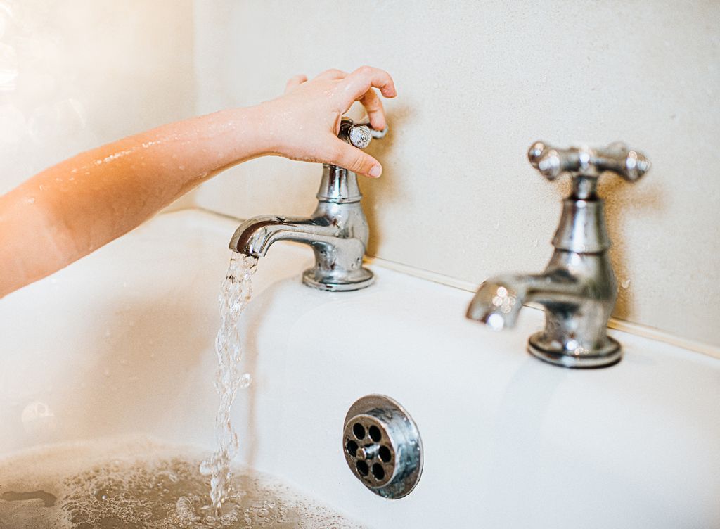 How to clean a bathroom 10 steps to deep clean your space quickly