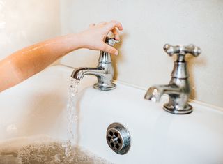 chrome bath taps