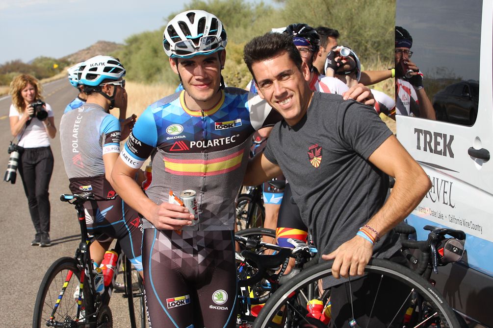 Isaac Canton and a Polartec-Kometa mechanic during a break in a training ride.