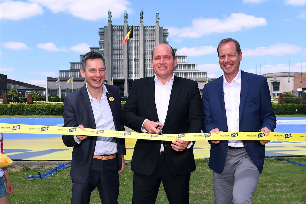 Brussels mayor Philippe Close and Tour de France director Christian Prudhomme officially open the Grand depart