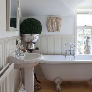 bathroom with basin and bathtub