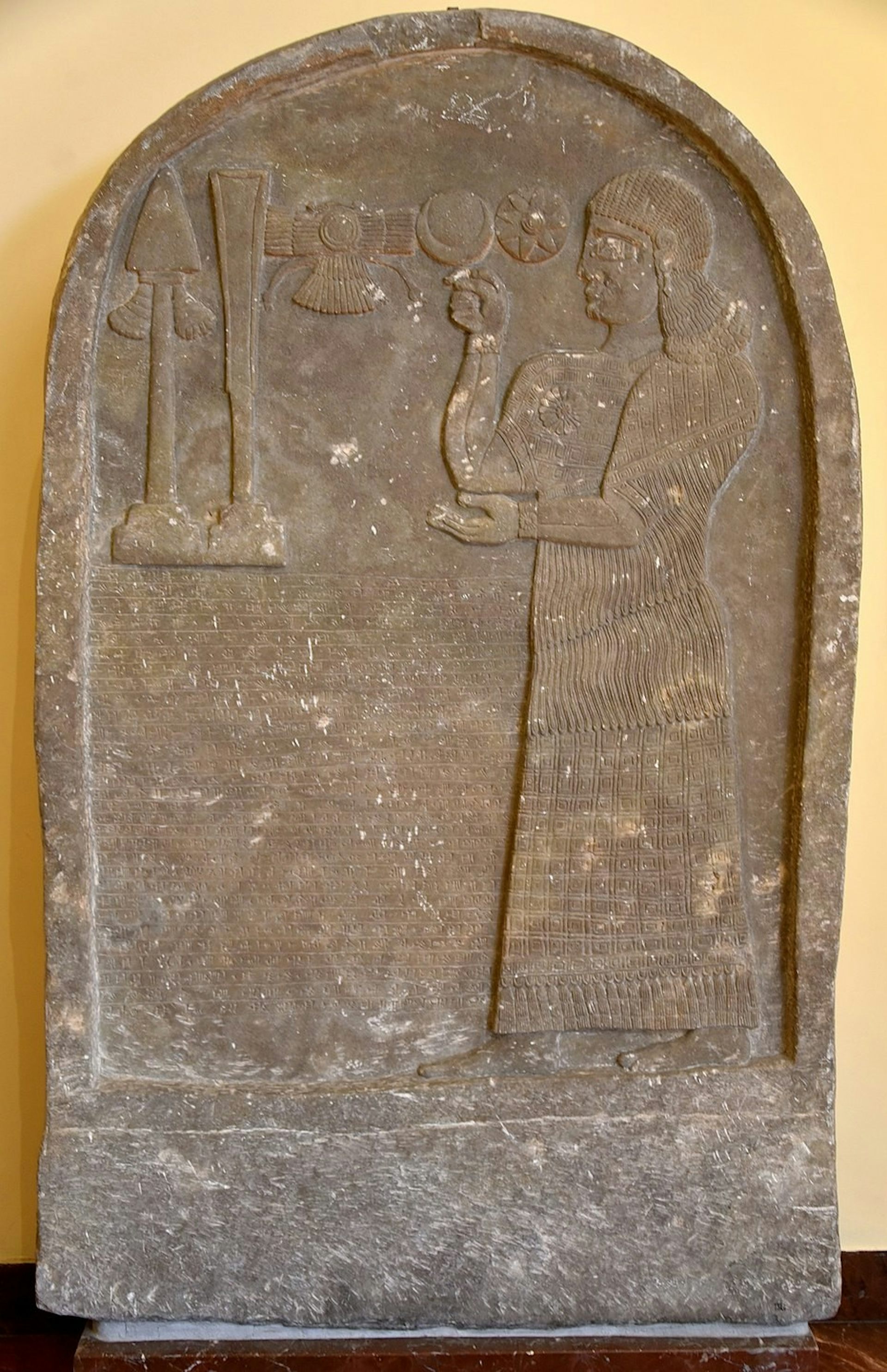 A stele of a &scaron;a rē&scaron;i.