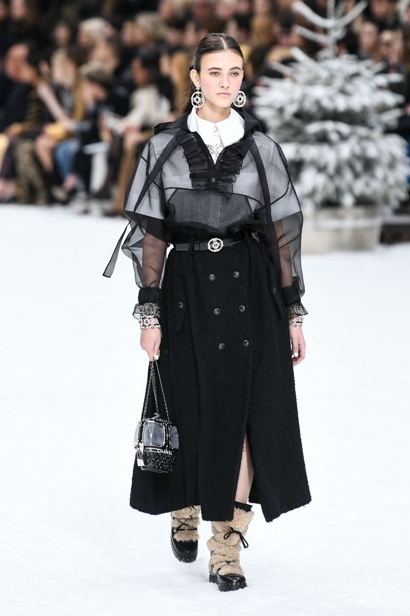 Fashion, Fashion show, Runway, Clothing, Fashion model, Outerwear, Public event, Winter, Haute couture, Street fashion,