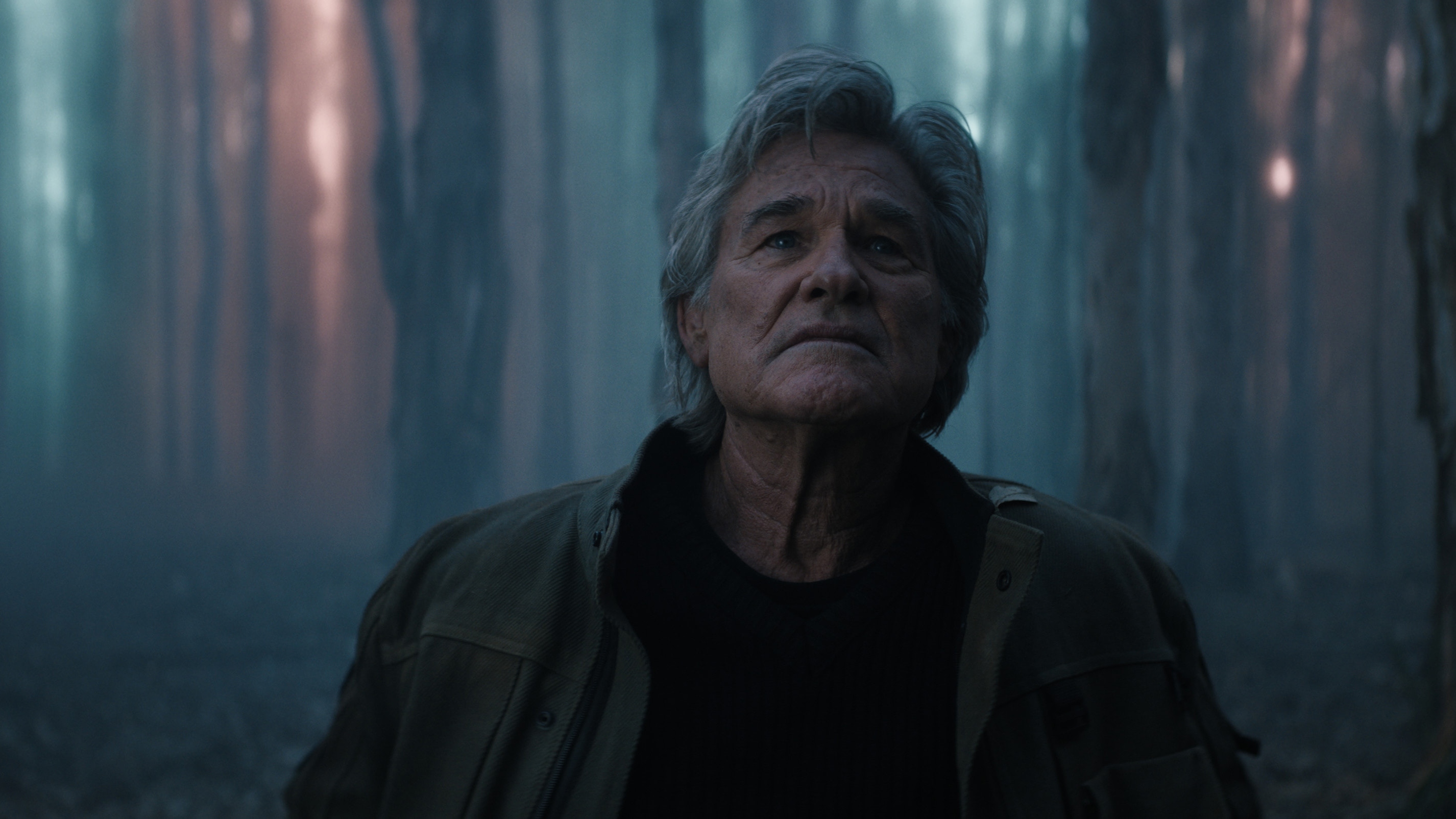 Kurt Russell as Lee Shaw looking up at something off camera.