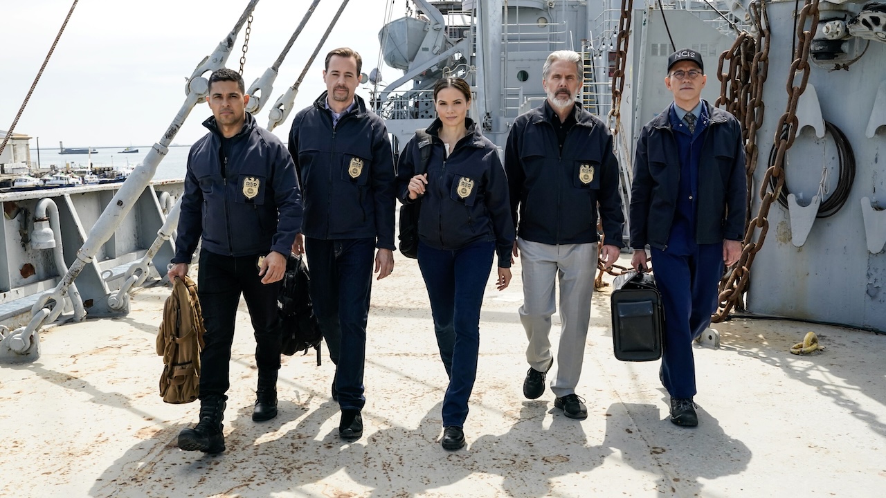 Torres, McGee, Knight, Parker and Jimmy walking on the deck of a ship in NCIS