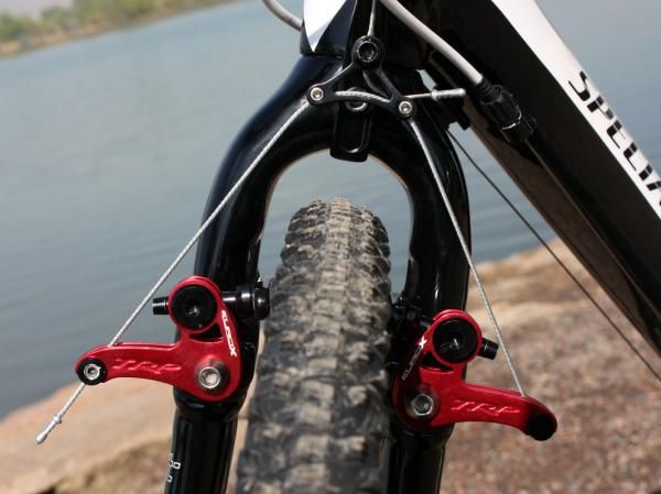 Indentations in the fork blades let the brake arms open up further for faster wheel changes