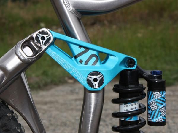 It's a small detail but worth mentioning nonetheless: the additional bracing in the Faith upper linkage follows the profile of the seat tube behind it.