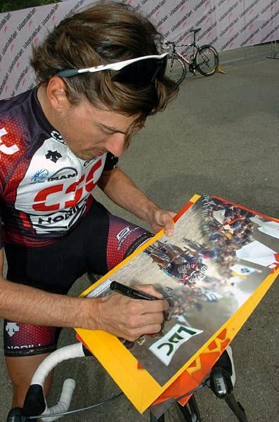 Fabian Cancellara (CSC) signs a copy of the 2006 Cyclingnews photo of the year