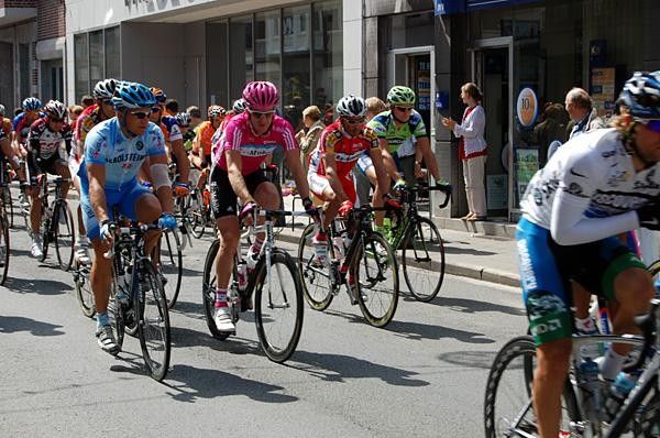 Robert F&ouml;rster (Gerolsteiner) was pretty banged up to and wears a bandage on his left arm.