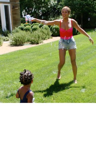 Beyonce And Blue Ivy Blow Bubbles In The Garden