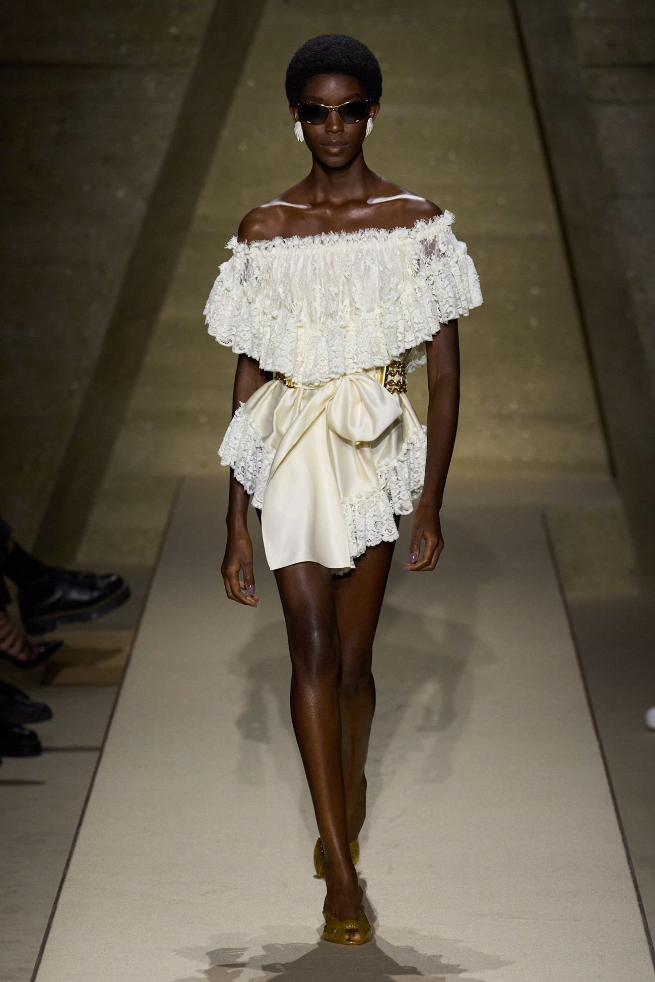 A model wears chloe jelly mules on the spring/summer 2026 runway show.