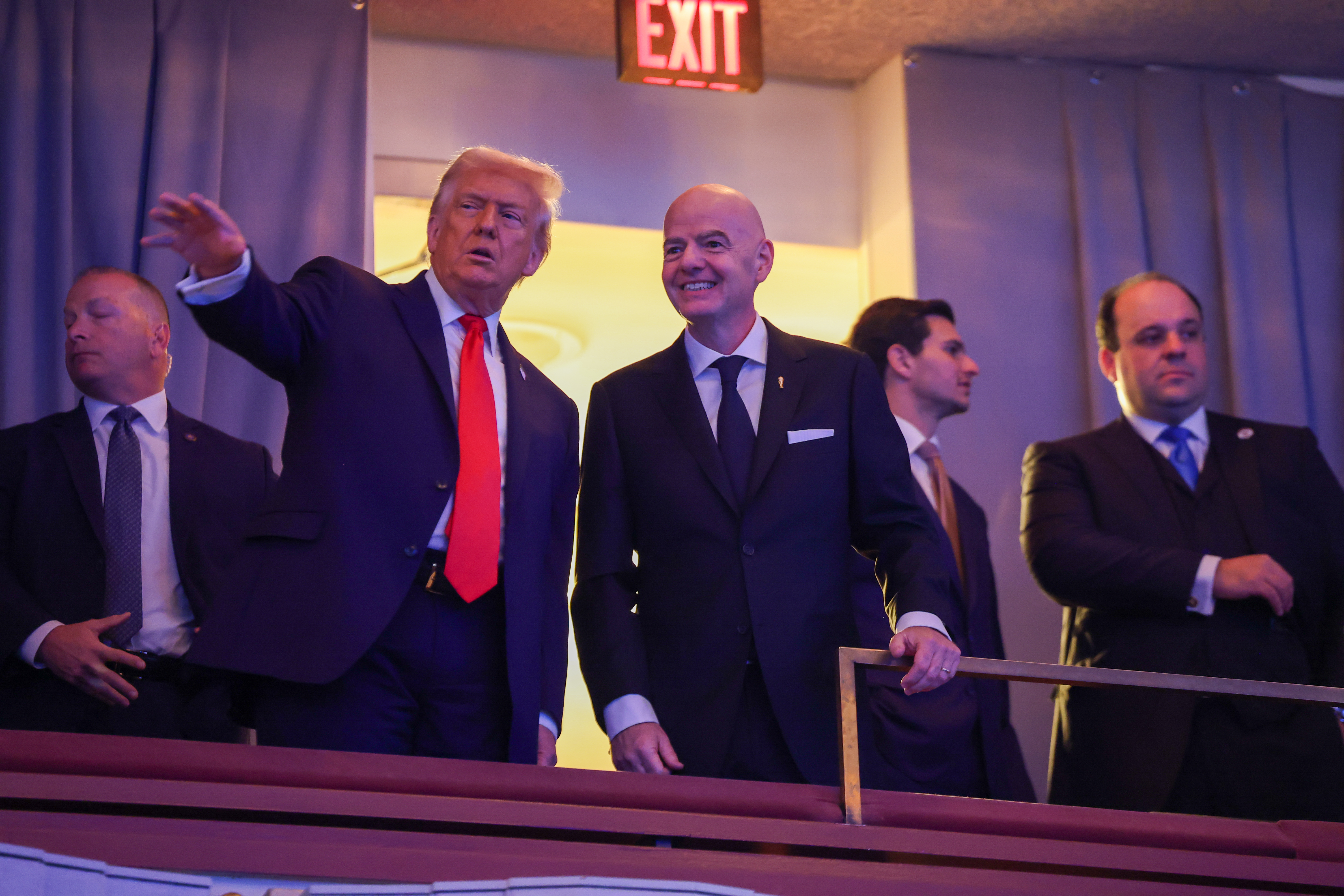 WASHINGTON, DC - 5 DE DEZEMBRO: O presidente da FIFA, Gianni Infantino, e o presidente dos EUA, Donald Trump, durante o sorteio oficial da Copa do Mundo FIFA de 2026 no John F. Kennedy Center