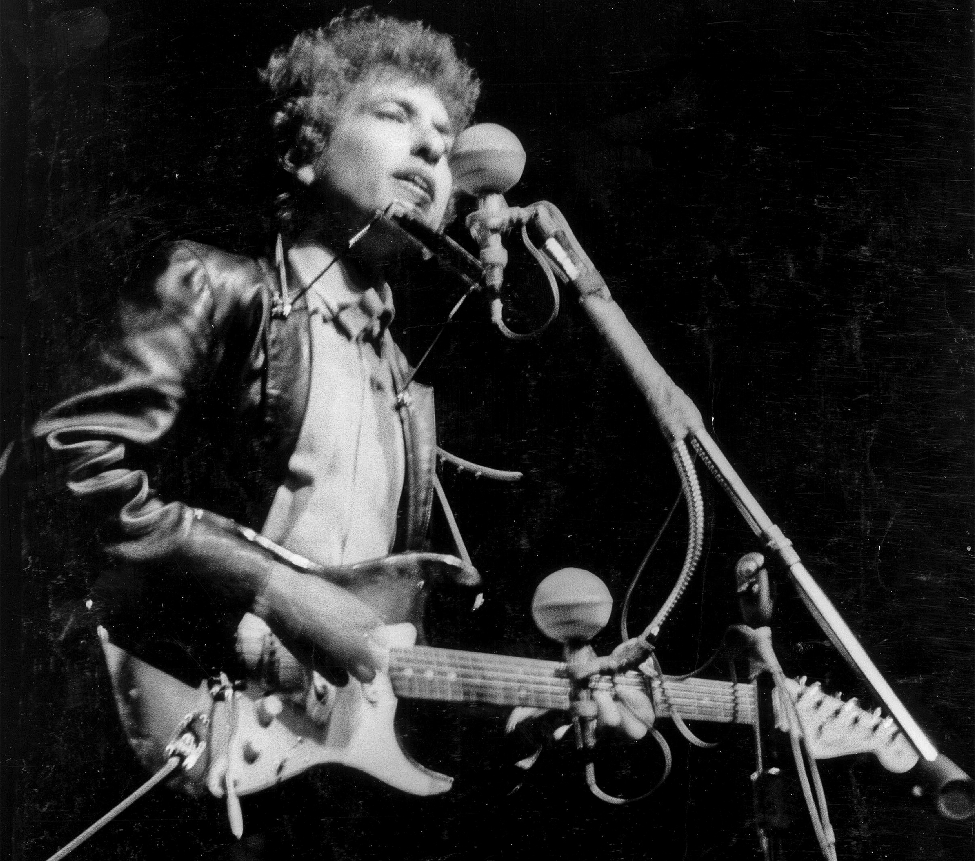NEWPORT, RI - JULY 25: Bob Dylan plays a Fender Stratocaster electric guitar for the first time on stage as he performs at the Newport Folk Festival on July 25, 1965 in Newport, Rhode Island.