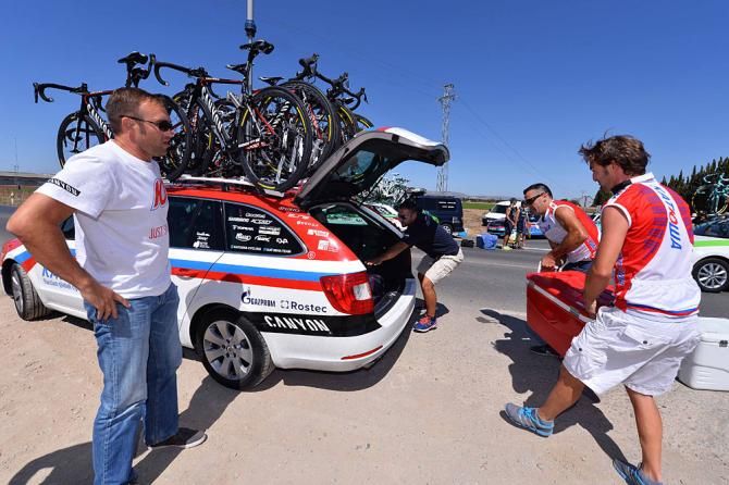 Team Katusha at the feedzone