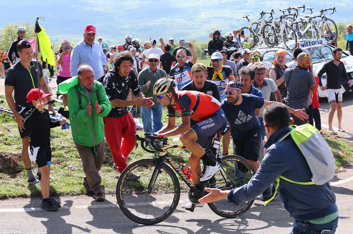 The Blockhaus tifosi cheer on Vincenzo Nibali (Bahrain-Merida)