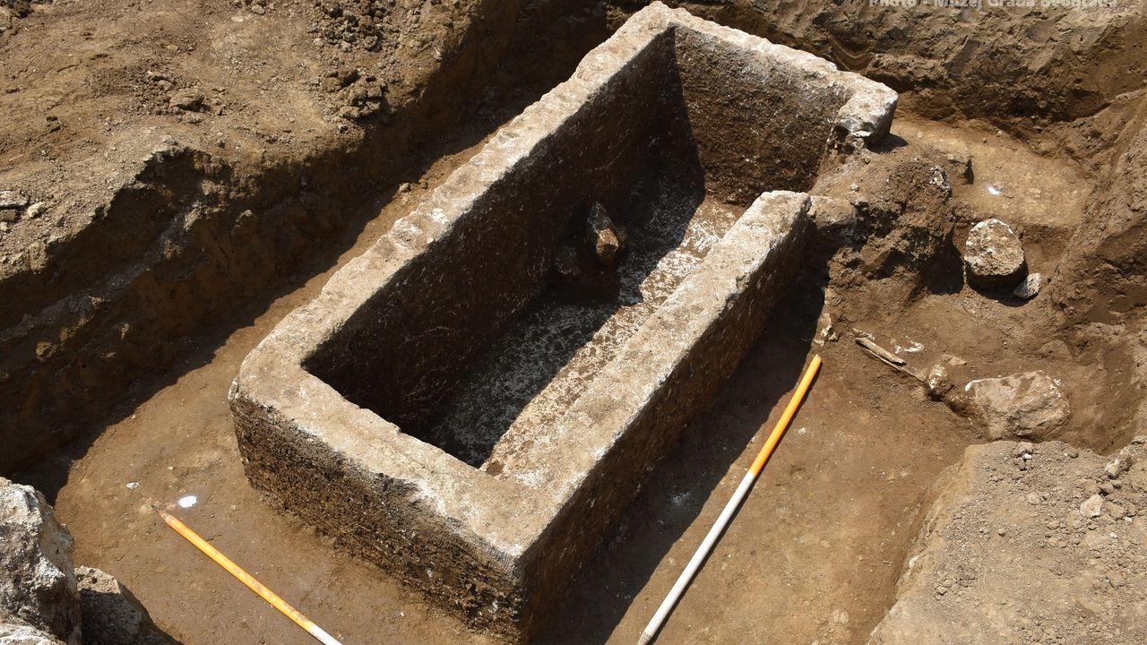 The Roman-era tombs are built with different styles. The earliest tombs were pagan; some of the later tombs may have been Christian.