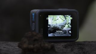 La cámara de acción GoPro Hero 11 Black sobre una superficie de madera