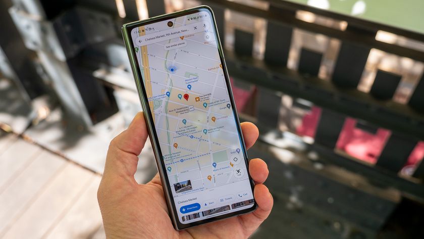 Viewing Google Maps on the Samsung Galaxy Z Fold 4&#039;s smaller cover screen