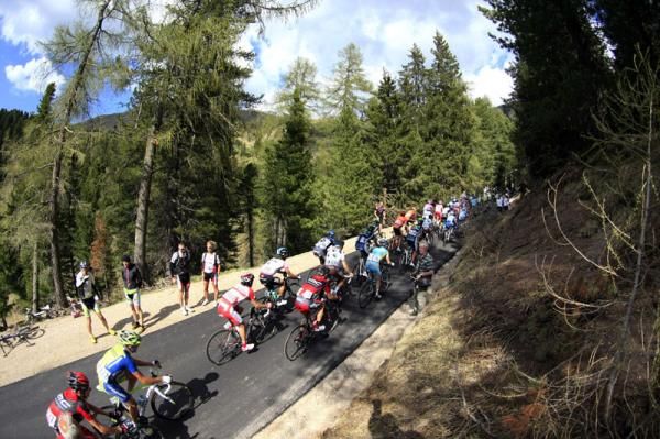 Riders begin to struggle under the pace set by Liquigas