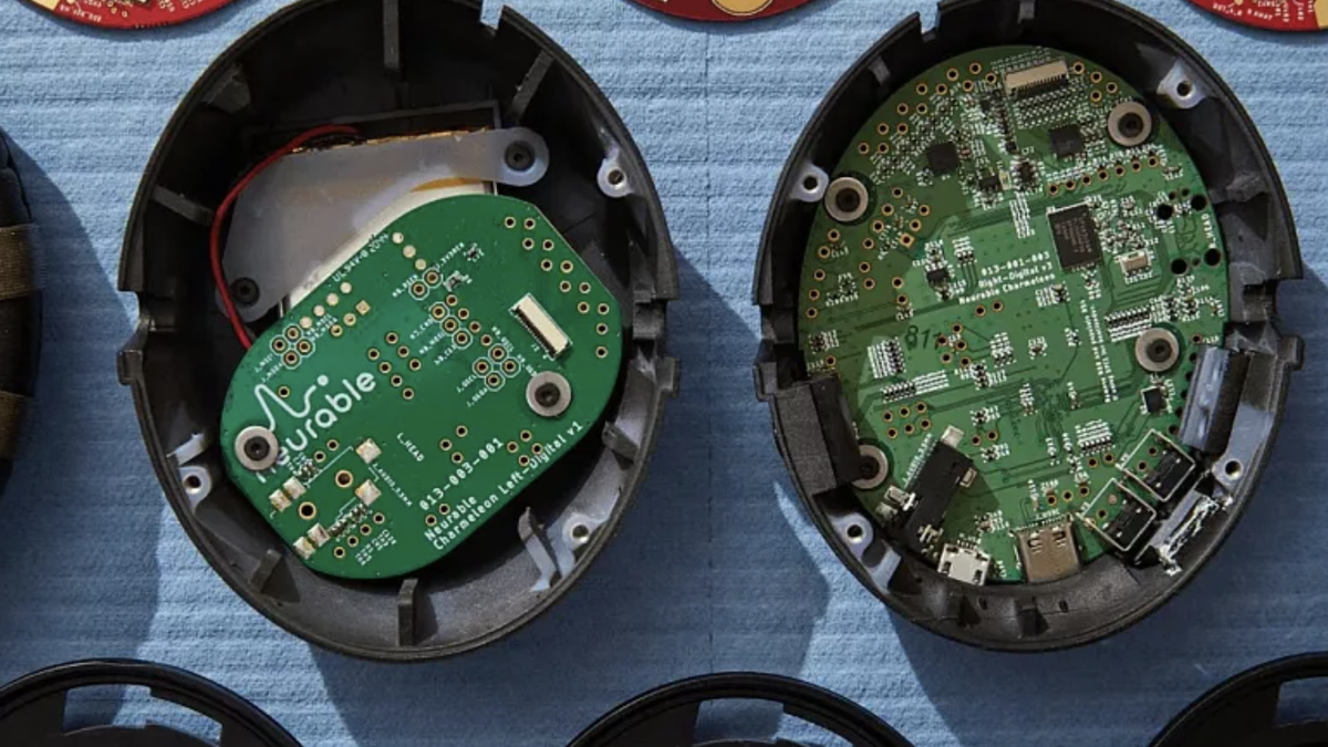 Headphones tear-down, revealing a Neurable BCI chipset in them