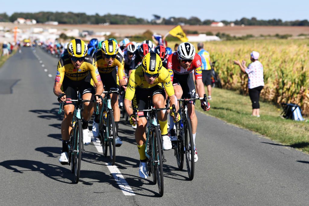 Primoz Roglic (Jumbo Visma) does his turn as echelons form