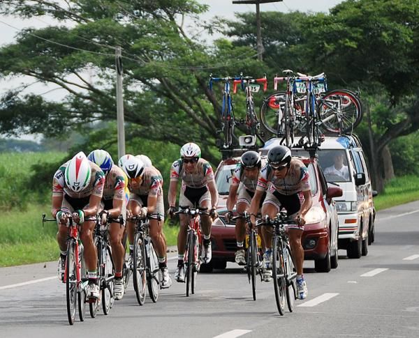 The Boyaca Orgullo De America Loteria De Boyaca squad in action during the team time trial.