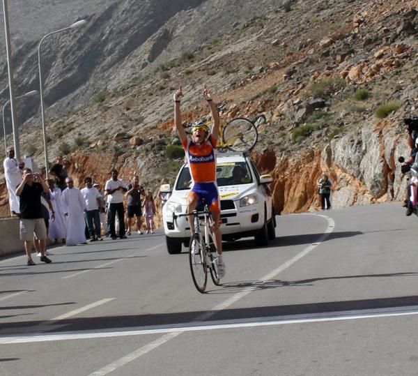 Robert Gesink (Rabobank) remembers his father with an emotional victory salute.