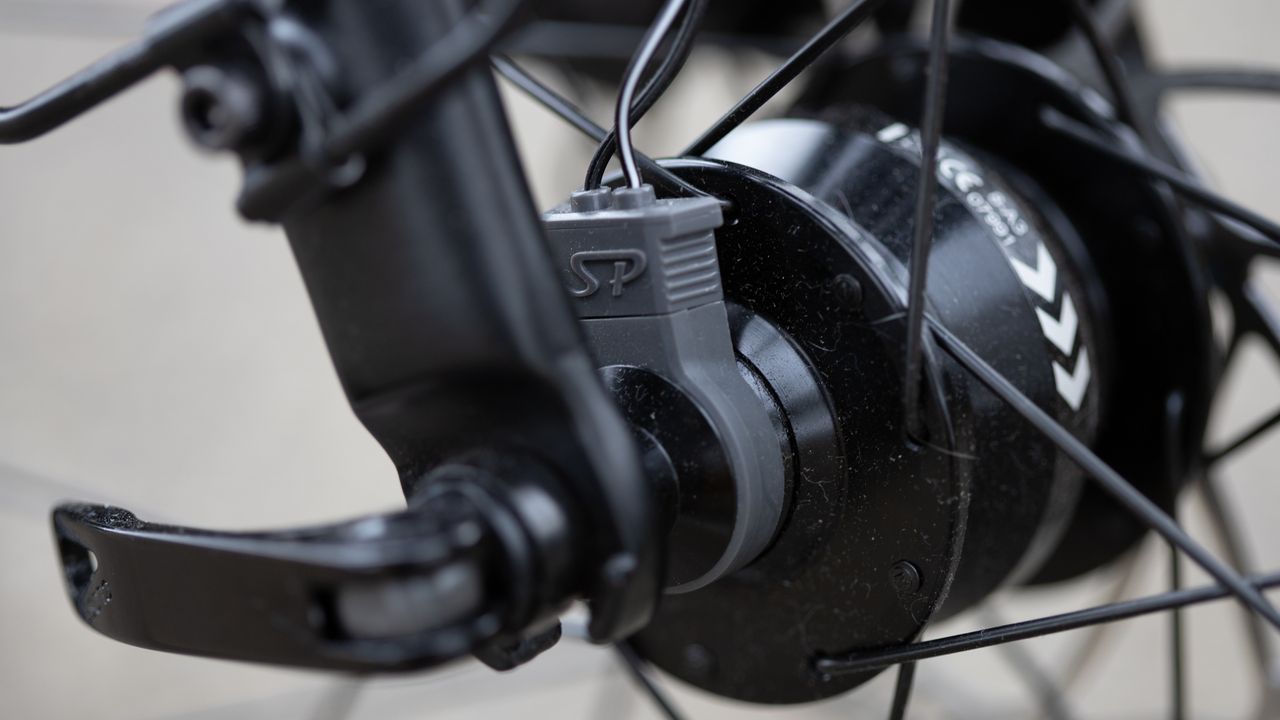 Woom Now 6 Kids Bike detail of front generator hub