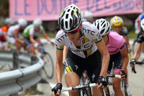 Judith Arndt (HTC-Highroad) leads Marianne Vos (Nederland Bloeit).