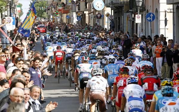 The peloton en route to Bitonto in stage 10.