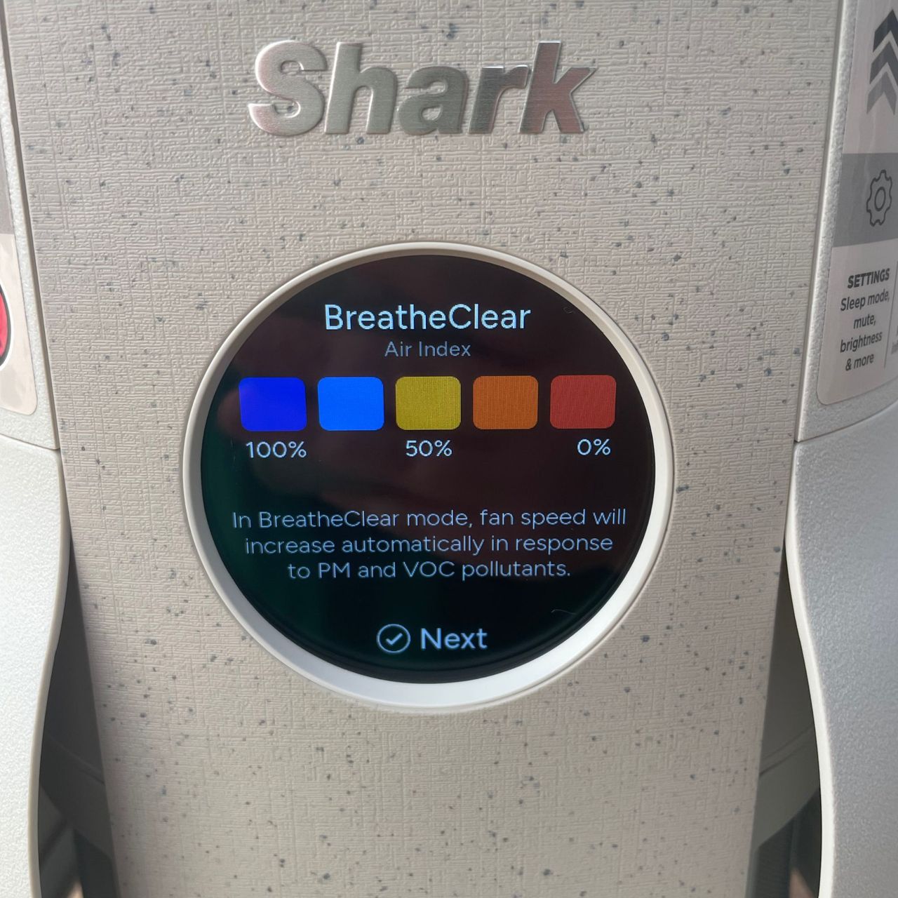 Air quality index of the Shark BreatheClear Compact Air Purifier with NeverChange6, showing different colours for different air quality levels