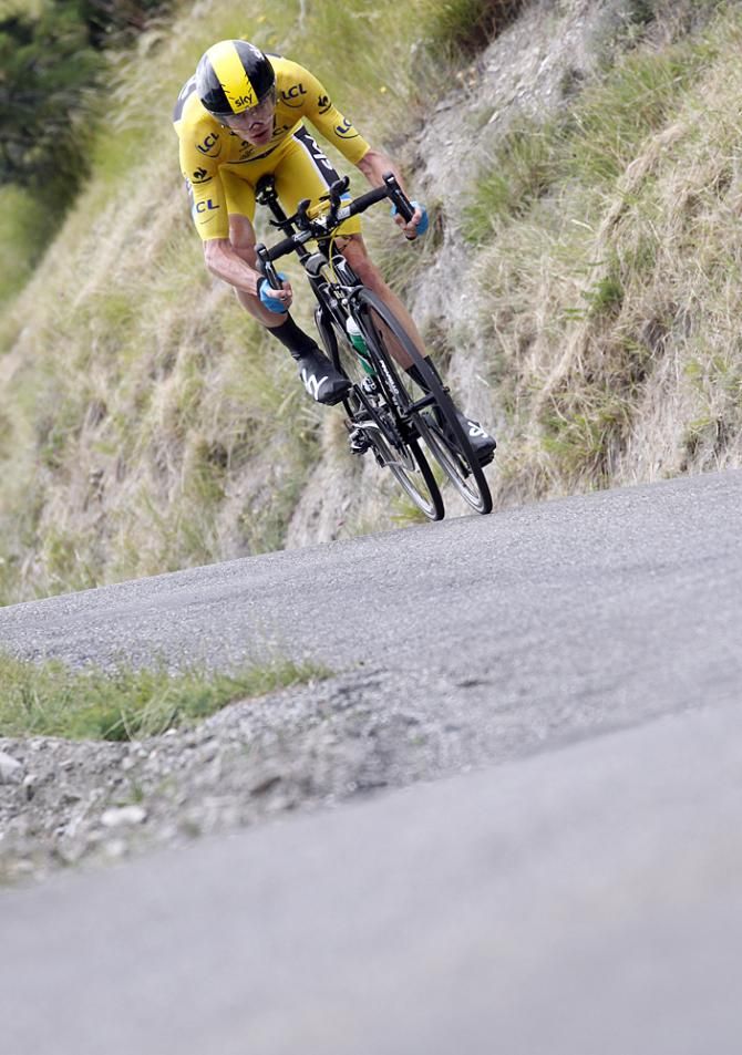 Chris Froome (Sky) takes the descent quickly