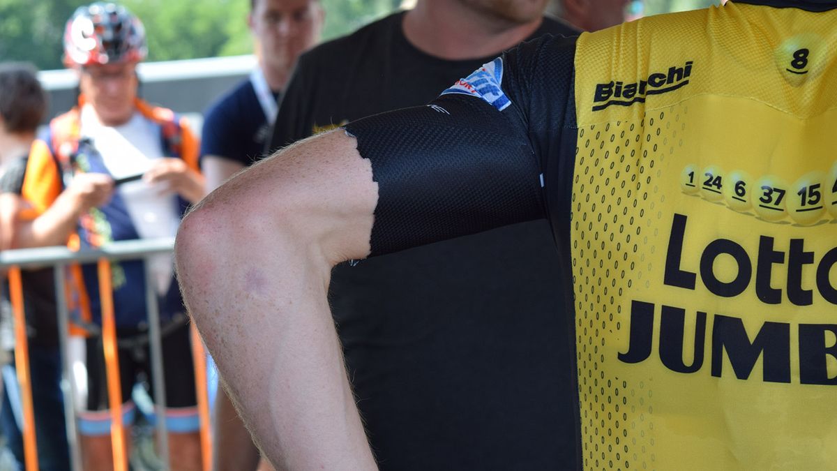 Steven Kruijswijk's speedsuit was once a long sleeve version, we can't help but feel a neater job could've been done in the tailoring here