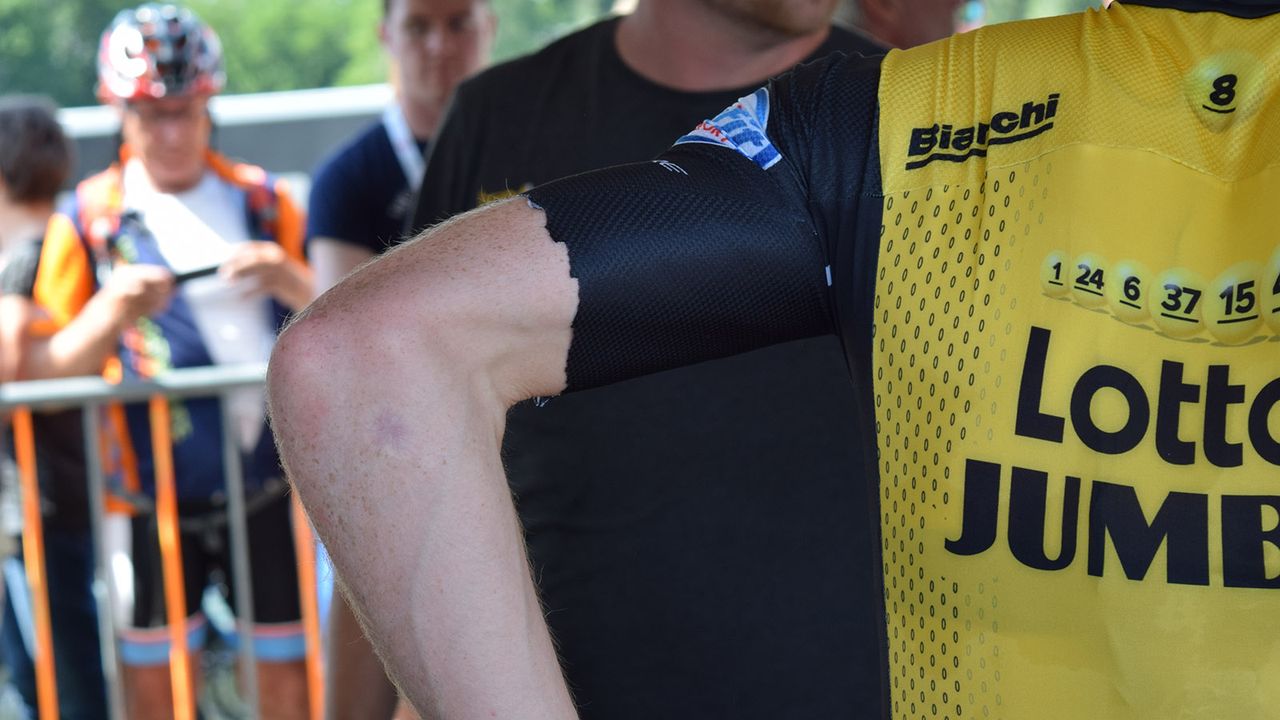 Steven Kruijswijk's speedsuit was once a long sleeve version, we can't help but feel a neater job could've been done in the tailoring here