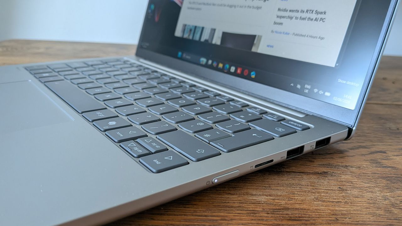 The Lenovo Idea Pad Slim 5x Gen 11 on a desk