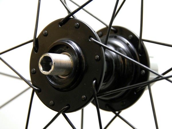 The rear hub uses an oversized aluminium axle.
