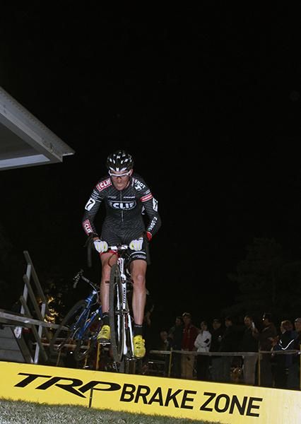 Troy Wells (Clif Bar) bunny hops the barriers