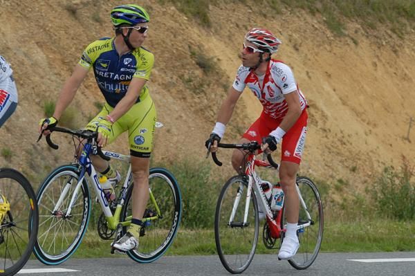 Jean Luc Delpech (Bretagne Schuller) has a chat with Julien Belgy (Vendee U).