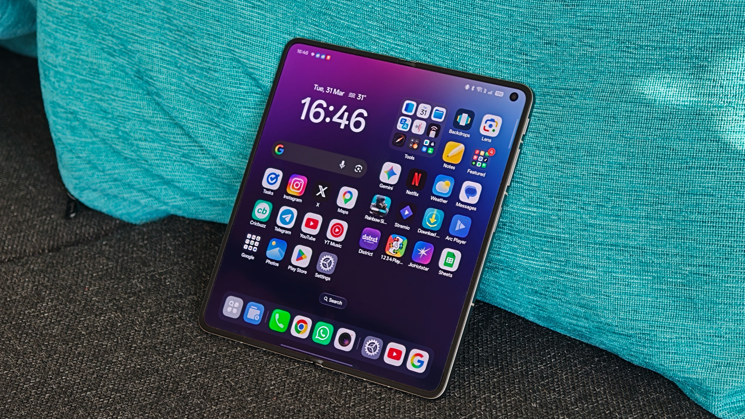 تصاویر دستی که تلفن Oppo Find N6 و انحنا را از زوایای مختلف نشان می دهد