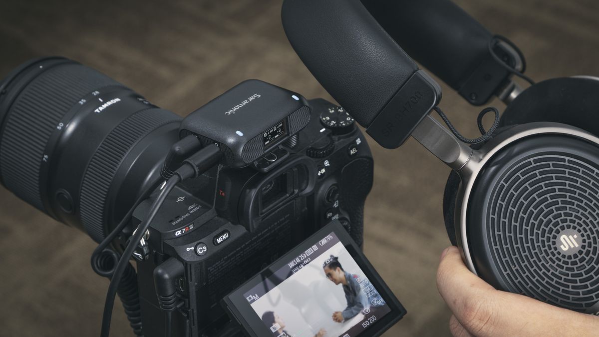 Saramonic Blink500 B2+ receiver attached to mirrorless camera